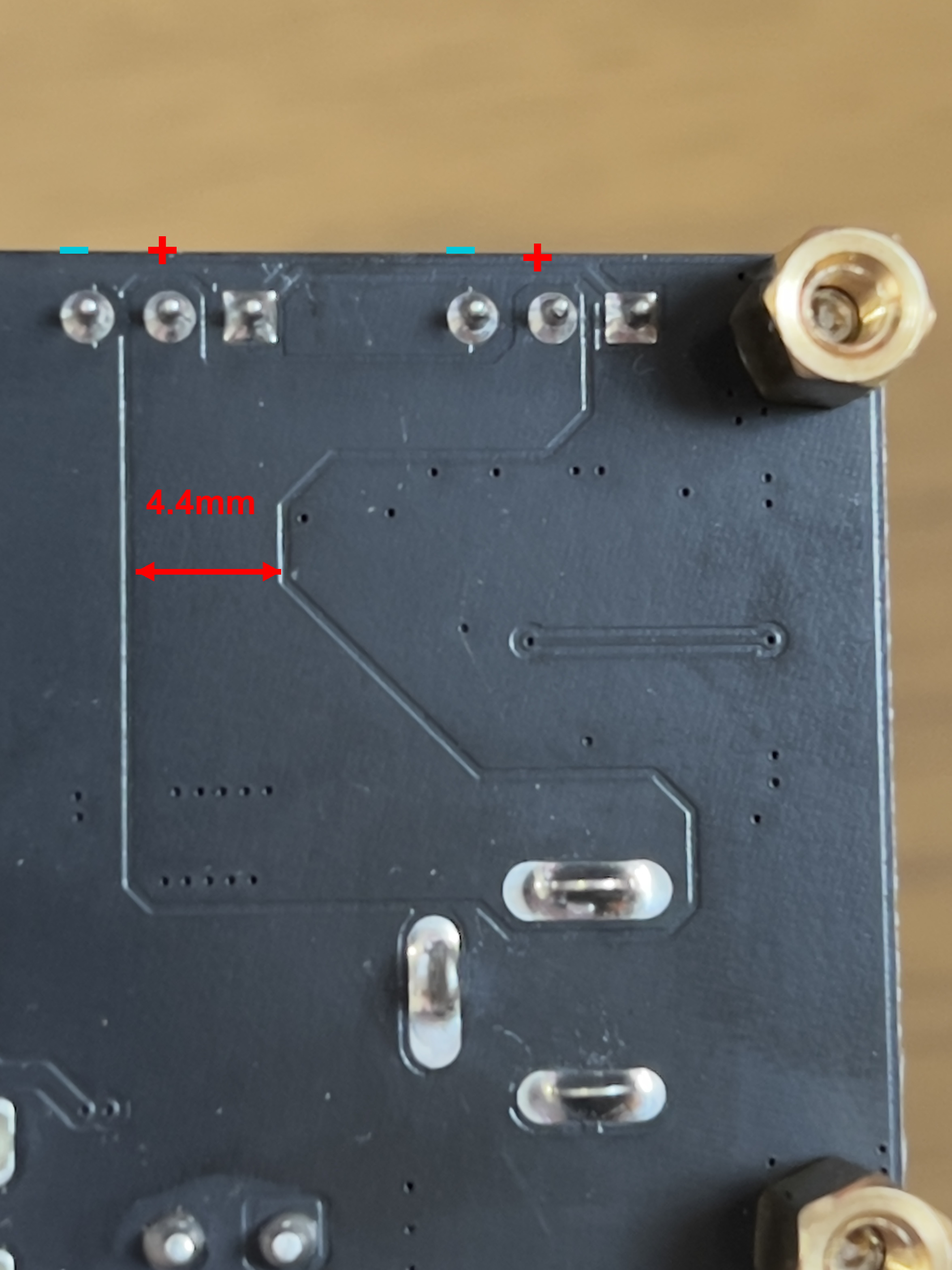 DC+ copper polygon — 4.4 mm wide